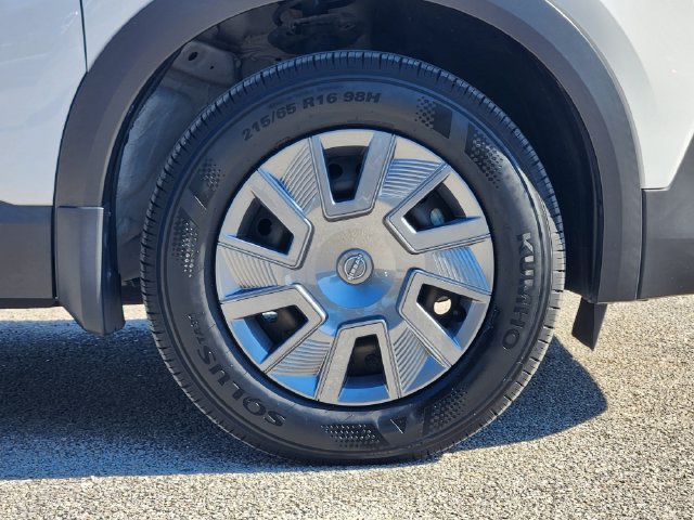 Used 2025 Nissan Kicks S w/ Charging Package FWD image 11