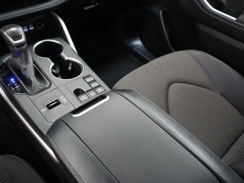 Certified 2025 Toyota Highlander LE FWD image 17