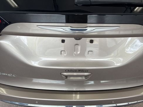 Used 2017 Chrysler Pacifica Touring-L w/ Tire & Wheel Group FWD image 17