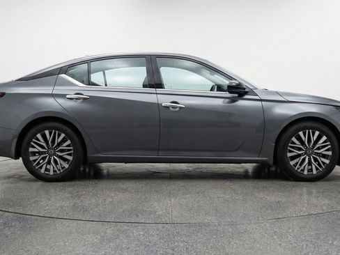 Used 2025 Nissan Altima 2.5 SV image 11
