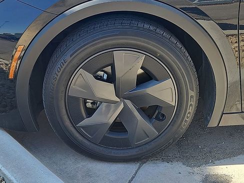 Used 2023 Toyota Prius LE image 5