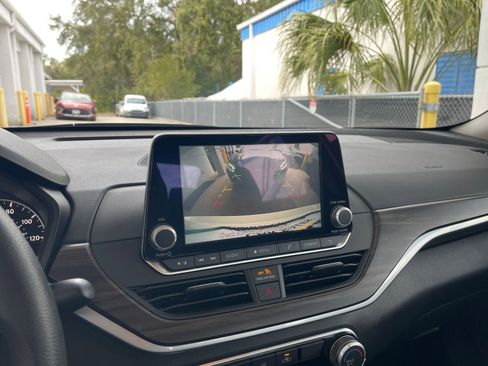 Used 2025 Nissan Altima 2.5 SV image 17