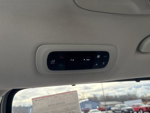 Used 2024 Chrysler Pacifica Touring-L image 32