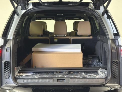 New 2026 Land Rover Discovery Dynamic SE image 29