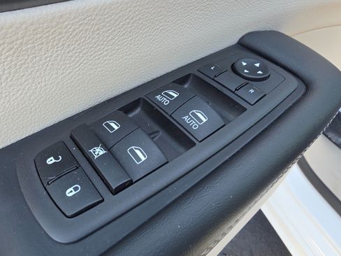 Used 2024 Chrysler Pacifica Touring-L FWD image 34