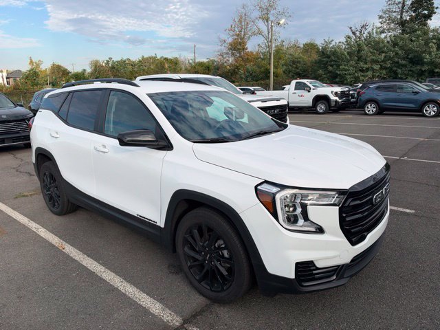 Used 2024 GMC Terrain SLE w/ Driver Convenience Package FWD image 4