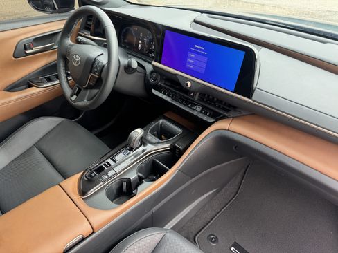 Used 2025 Toyota Crown Limited w/ Advanced Technology Package image 20