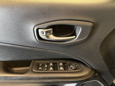 Used 2020 Jeep Compass Latitude w/ Cold Weather Group image 19