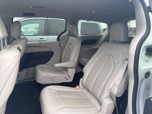 Used 2020 Chrysler Pacifica Touring-L Plus FWD image 14