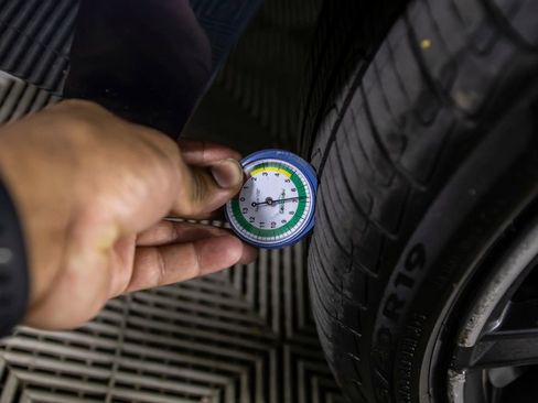 Used 2025 BMW 330i Sedan w/ Premium Package image 27