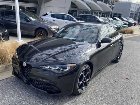 New 2025 Alfa Romeo Giulia Base image 2