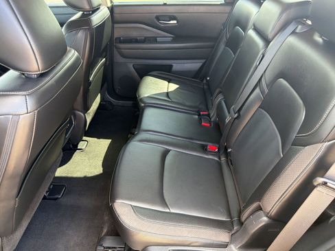 Used 2024 Nissan Pathfinder SL FWD image 11