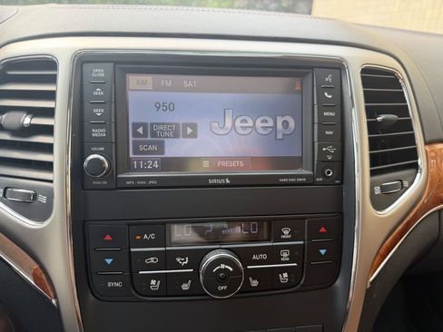 Used 2011 Jeep Grand Cherokee Overland AWD/4WD image 23