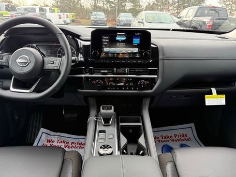 New 2025 Nissan Pathfinder SL w/ Black Appearance Package image 26