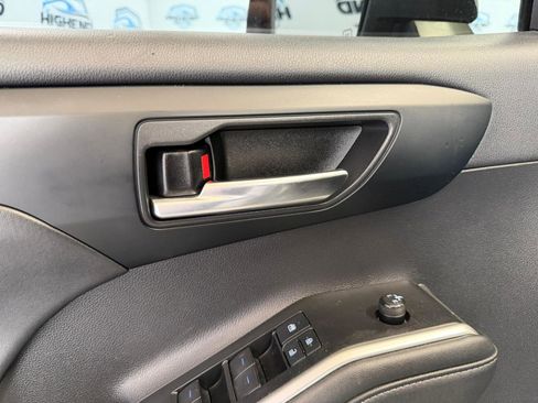 Used 2021 Toyota Highlander XLE AWD/4WD image 12