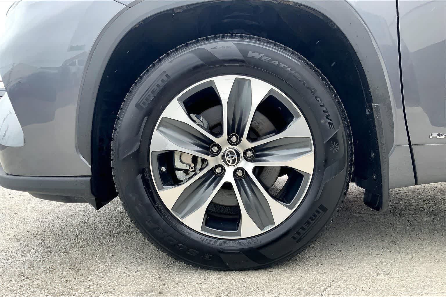 Used 2022 Toyota Highlander XLE AWD/4WD image 8