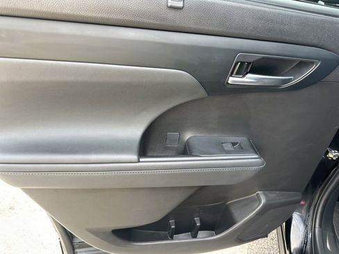 Used 2022 Toyota Highlander XSE FWD image 24