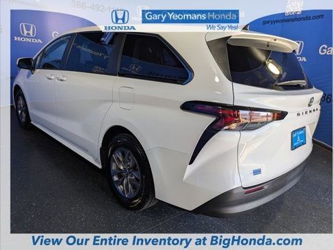 Used 2023 Toyota Sienna LE image 5