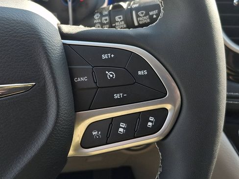 Used 2023 Chrysler Pacifica Touring-L image 22