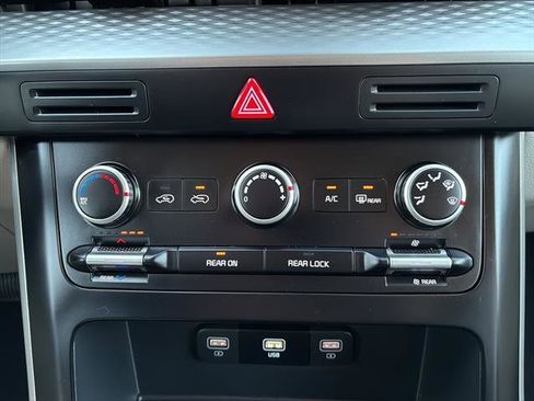 Used 2023 Kia Carnival LX image 23