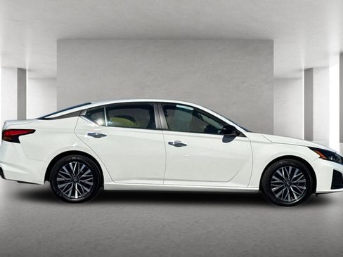 Used 2025 Nissan Altima 2.5 SV FWD image 3