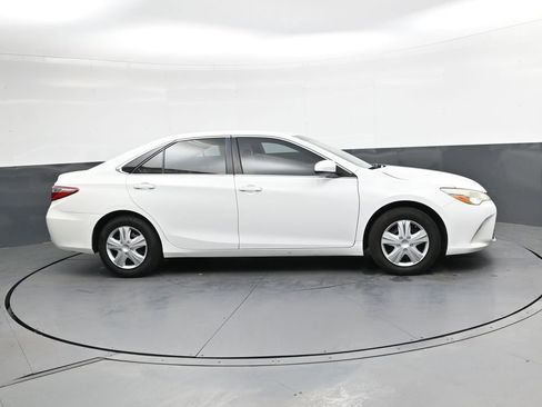 Used 2016 Toyota Camry LE image 3
