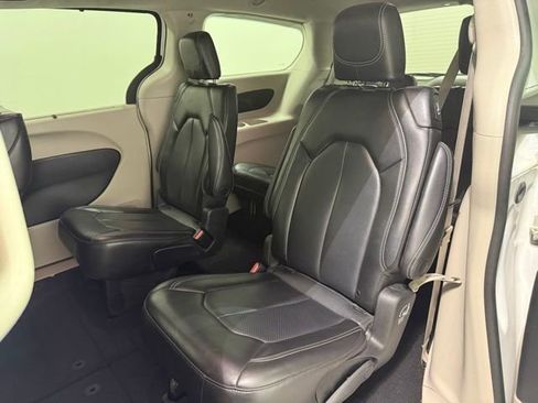 Used 2023 Chrysler Pacifica Touring-L FWD image 27