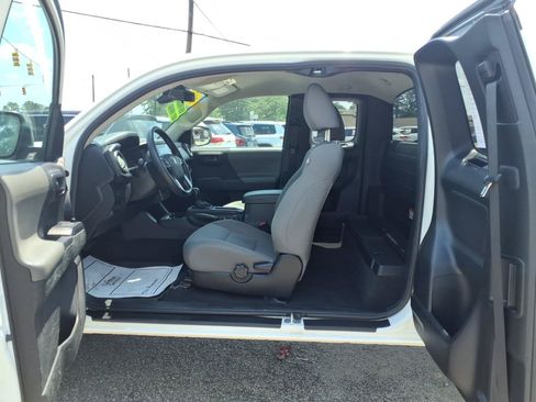 Used 2022 Toyota Tacoma SR RWD image 9