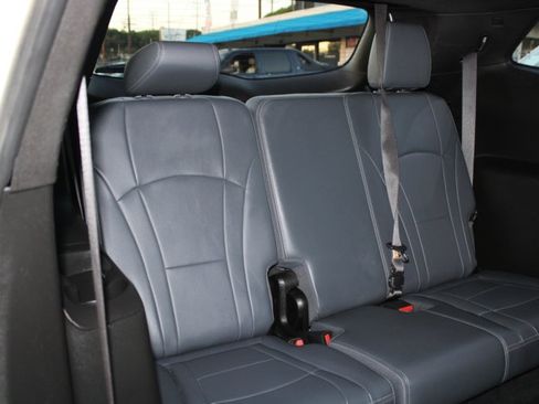 Used 2022 Buick Enclave Essence image 11