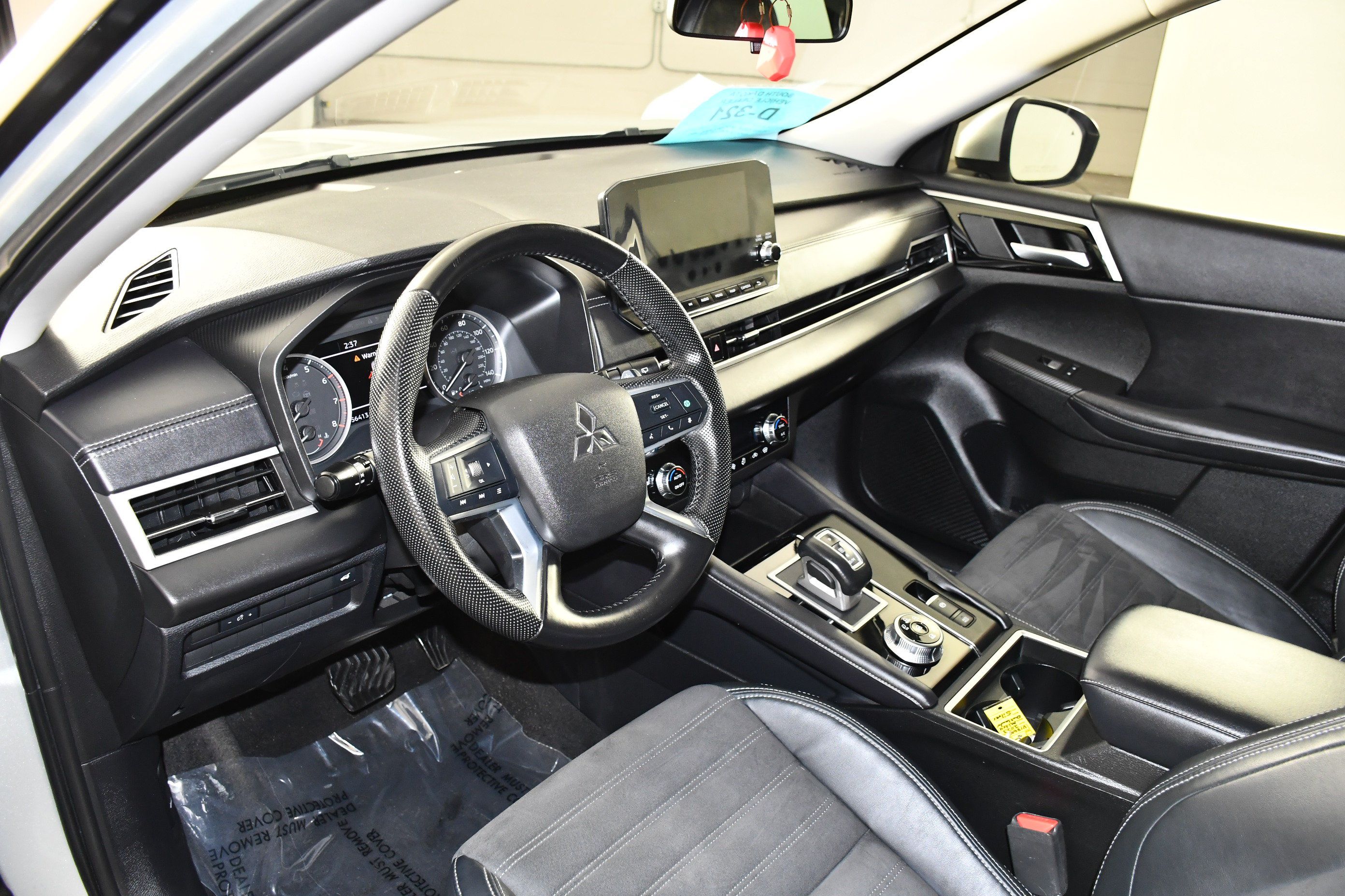 Used 2023 Mitsubishi Outlander SE AWD/4WD image 2