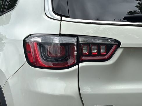 Used 2018 Jeep Compass Latitude FWD image 25