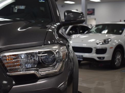 Used 2017 Toyota Tacoma TRD Off-Road image 43