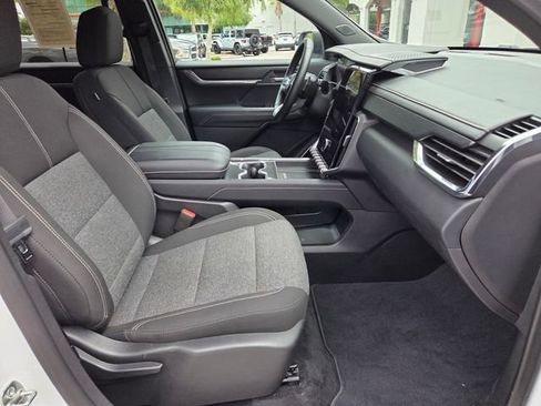 Used 2025 GMC Acadia Elevation FWD image 15