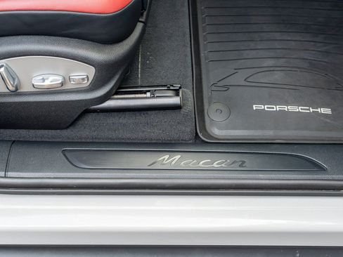 Used 2025 Porsche Macan AWD/4WD image 40