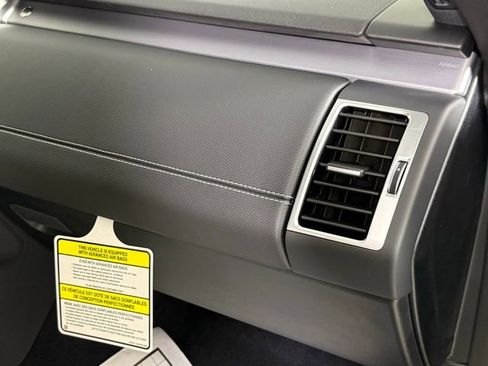 New 2025 Land Rover Discovery Dynamic SE image 33