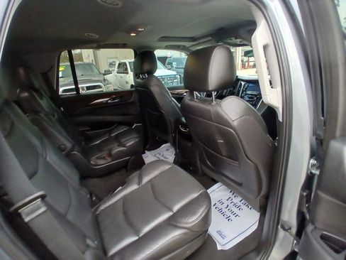 Used 2019 Cadillac Escalade Luxury image 18