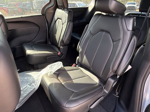 New 2026 Chrysler Pacifica Select image 18
