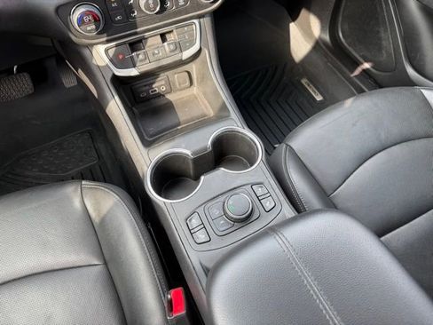 Used 2022 GMC Terrain SLT image 16