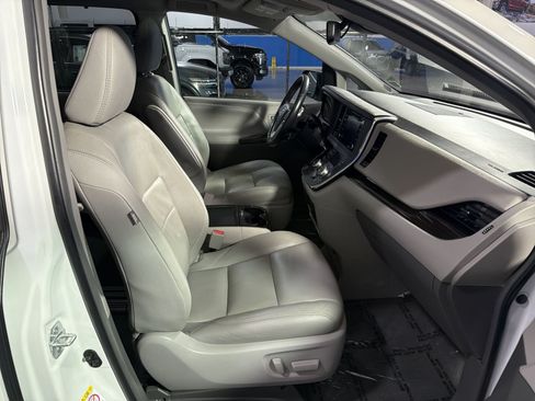 Used 2018 Toyota Sienna XLE Premium FWD image 24