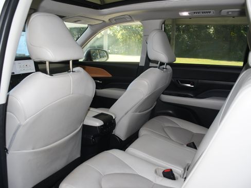 Used 2024 Toyota Grand Highlander Limited image 17