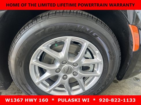 Used 2023 Chrysler Pacifica Touring-L FWD image 2