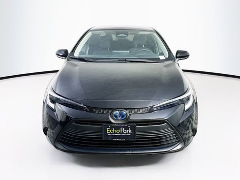Used 2025 Toyota Corolla LE image 2