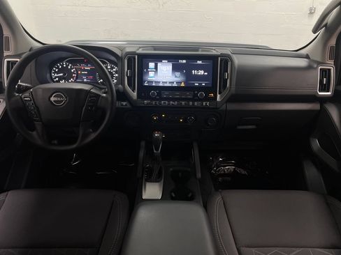 Used 2025 Nissan Frontier SV w/ Tow Package RWD image 12