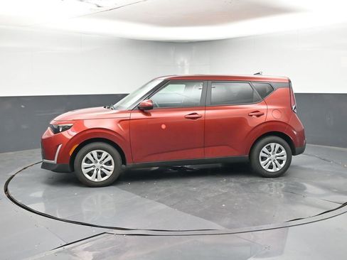 Used 2025 Kia Soul LX image 2