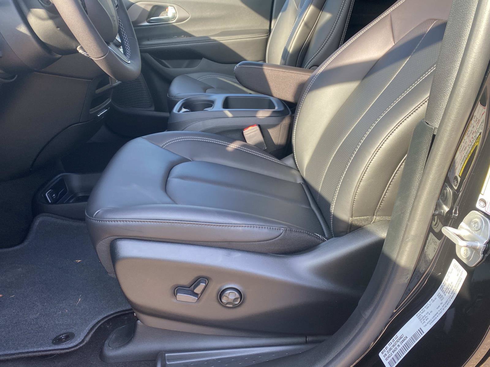 New 2026 Chrysler Pacifica Select w/ S Appearance Package FWD image 11