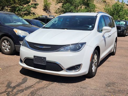 Used 2018 Chrysler Pacifica Touring-L FWD image 9