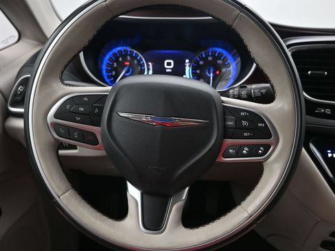 Used 2017 Chrysler Pacifica Limited w/ UConnect Theater Package FWD image 13
