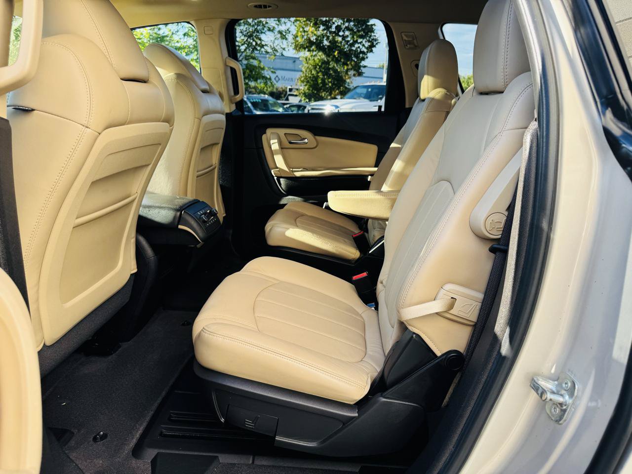 Used 2011 Chevrolet Traverse LTZ AWD/4WD image 18