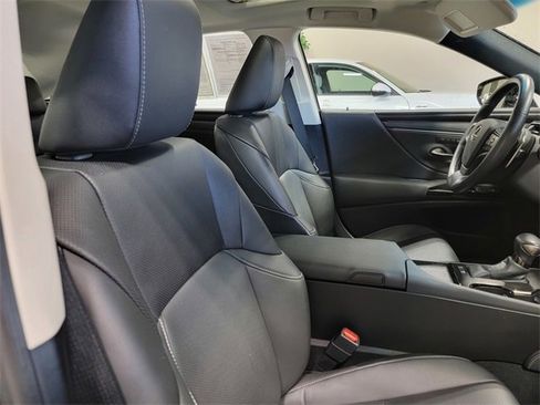 Used 2024 Lexus ES 300h 300h image 16