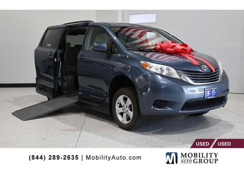 Used 2016 Toyota Sienna LE FWD image 1